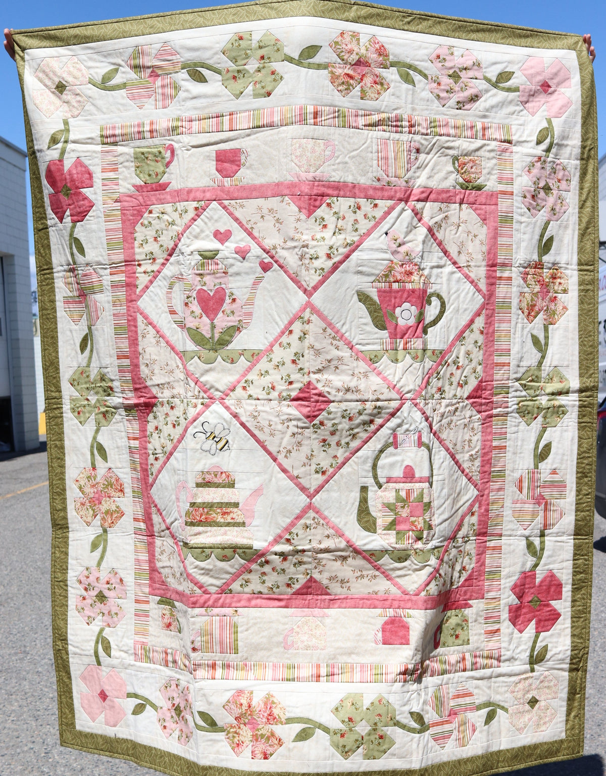 Échantillon en magasin - Courtepointe pour lits jumeaux - Fleurs appliquées