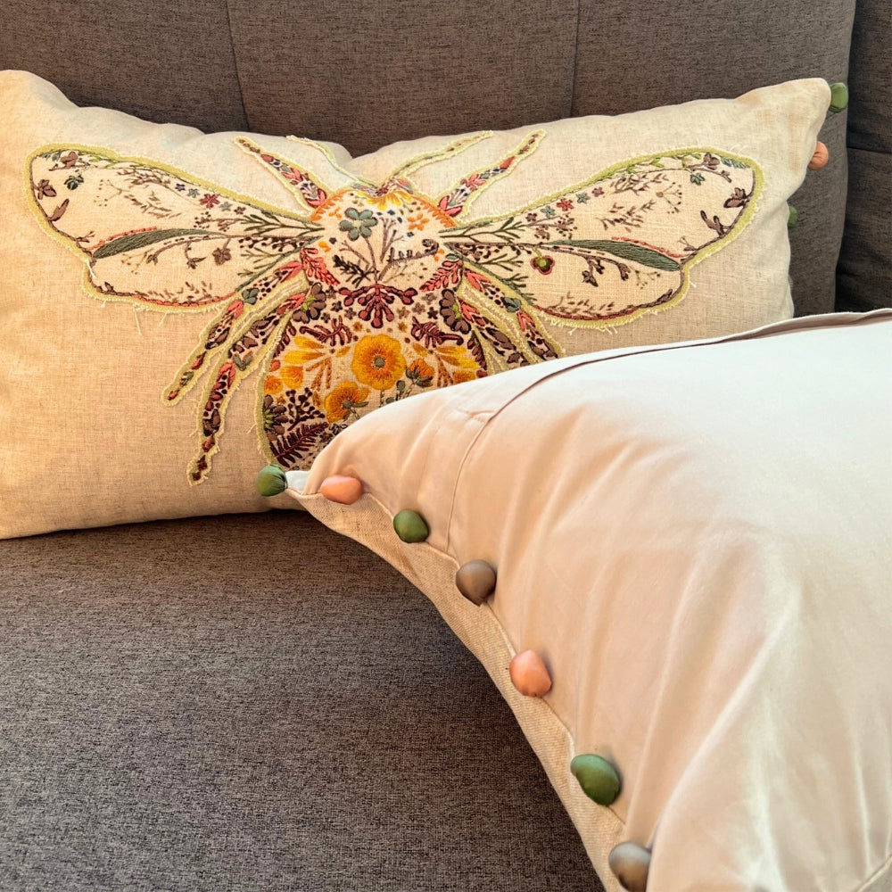 Housse de Coussin Lombaire en Lin Brodé Bourdon – Coussin Décoratif Bohème Chic et Ferme avec Pompons