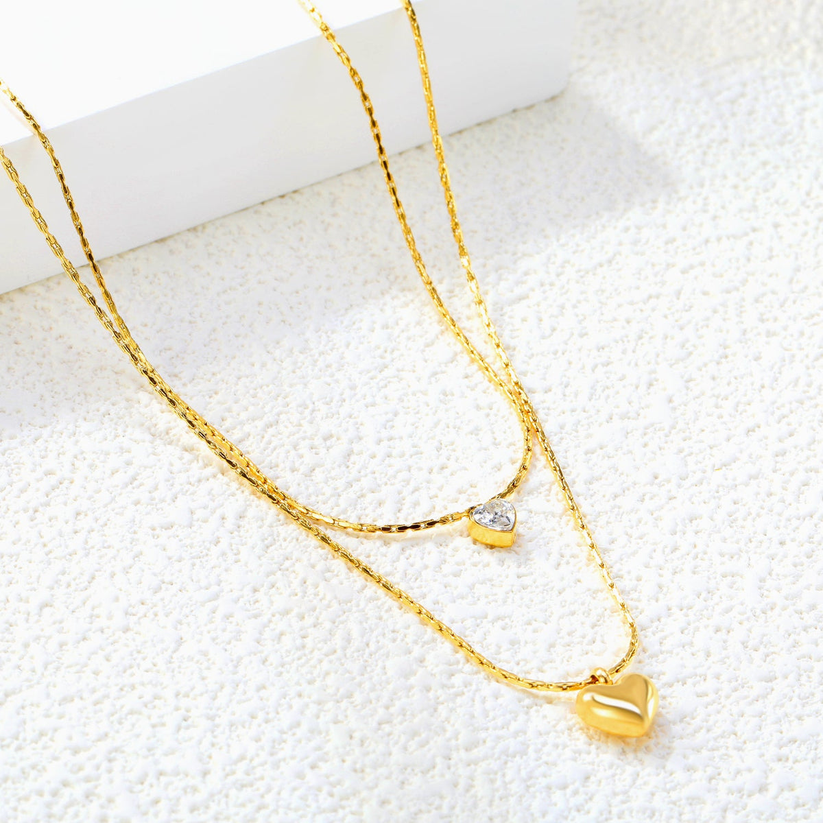 Collier en chaîne à cœurs superposés