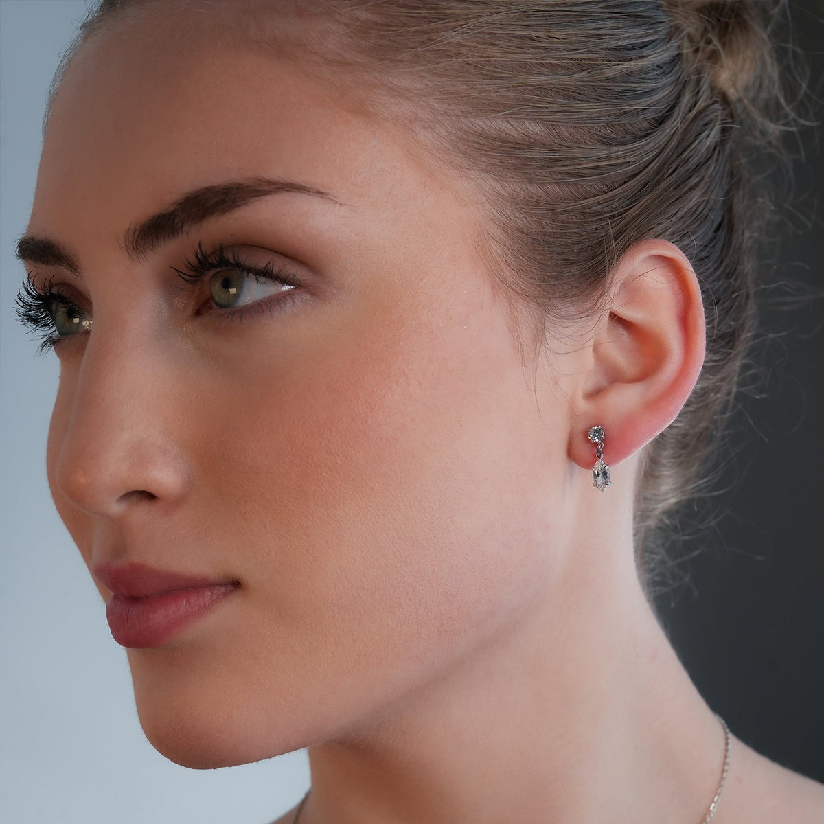 ANDALUSIA : Élégantes boucles d'oreilles pendantes en zircone (CZ) serties sur une chaîne en or blanc (ton argenté) – Un éclat intemporel pour toutes les occasions
