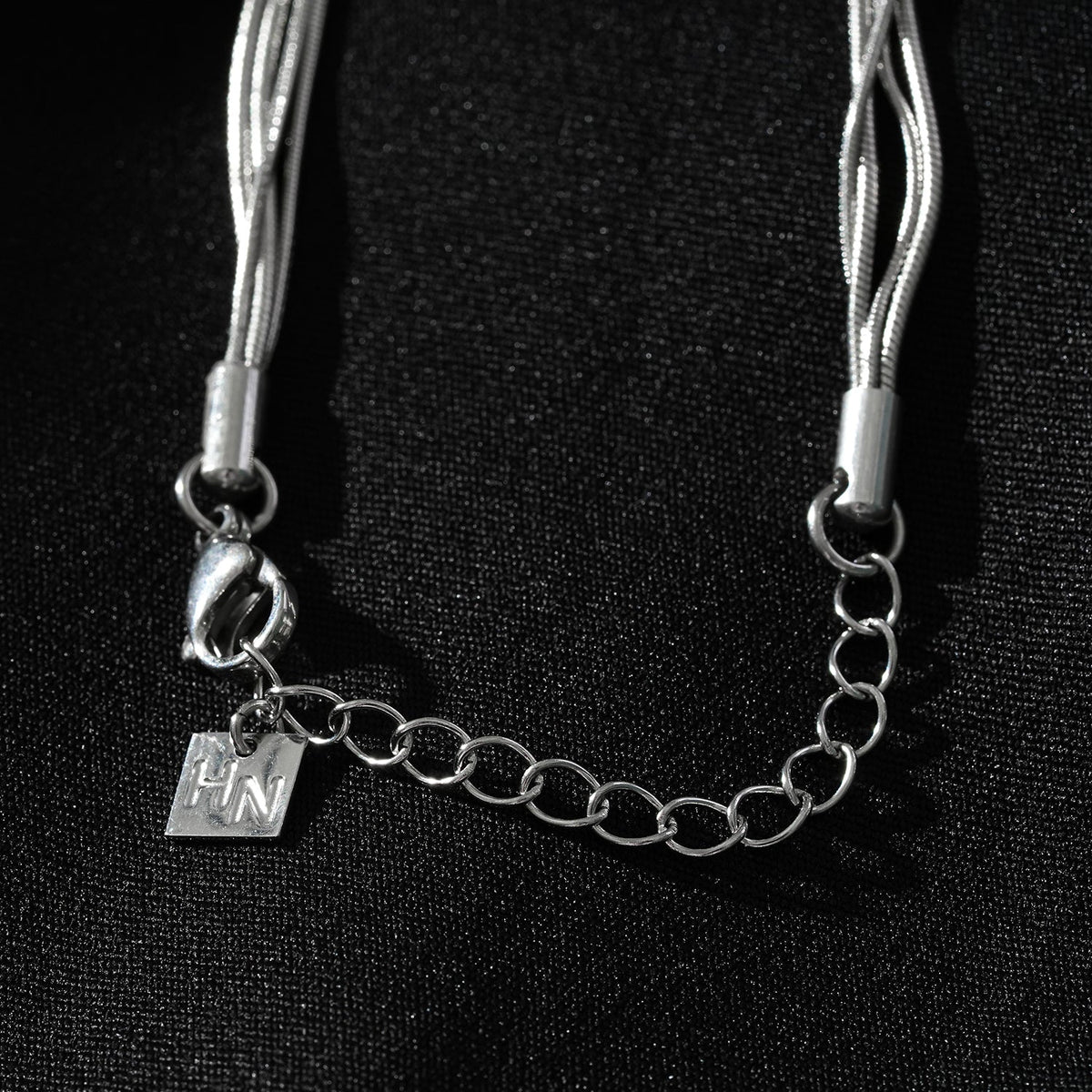 AVEZZANO Or Blanc (ton argenté) : Collier chaîne multi-brins texturé peau de serpent - Élégance exquise