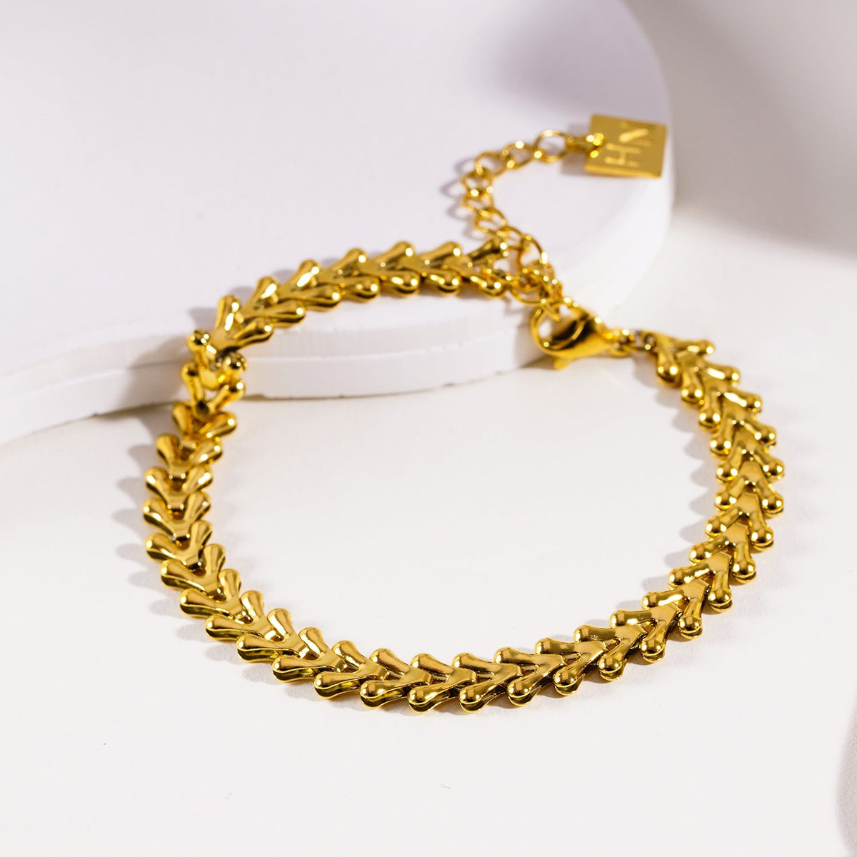 BLYTH: Bracelet abstrait avec blason, d'inspiration vintage