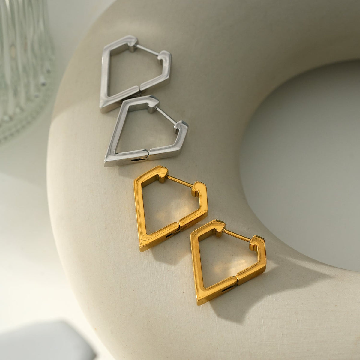 CAGLIARI : Boucles d'oreilles créoles contemporaines de forme triangulaire en or blanc (ton argenté)