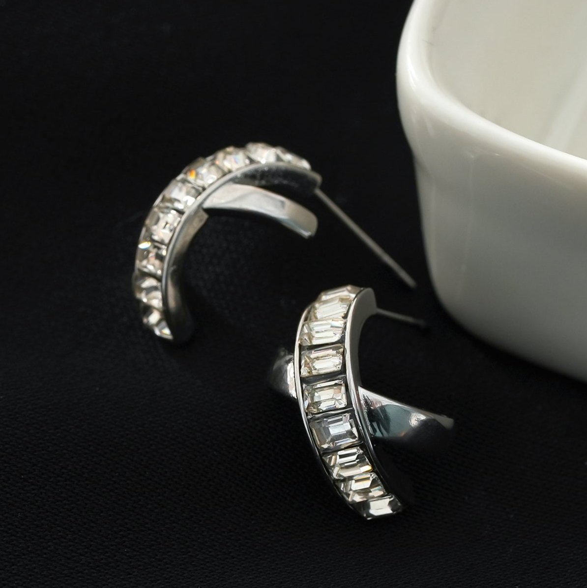 CARBIS : Boucles d'oreilles crossover de style rétro incrustées de zircones en or blanc (ton argenté)