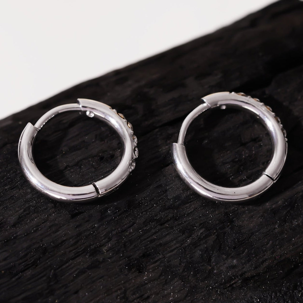 DARCI : Mini créoles classiques en argent incrustées de pierres précieuses en zircone