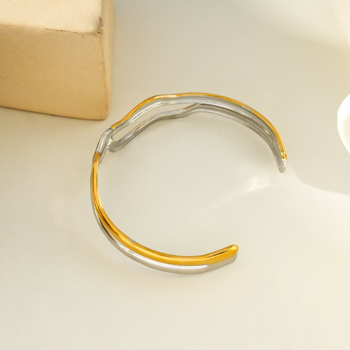 FREDRIKA : Bracelet chic géométrique abstrait en métaux mélangés