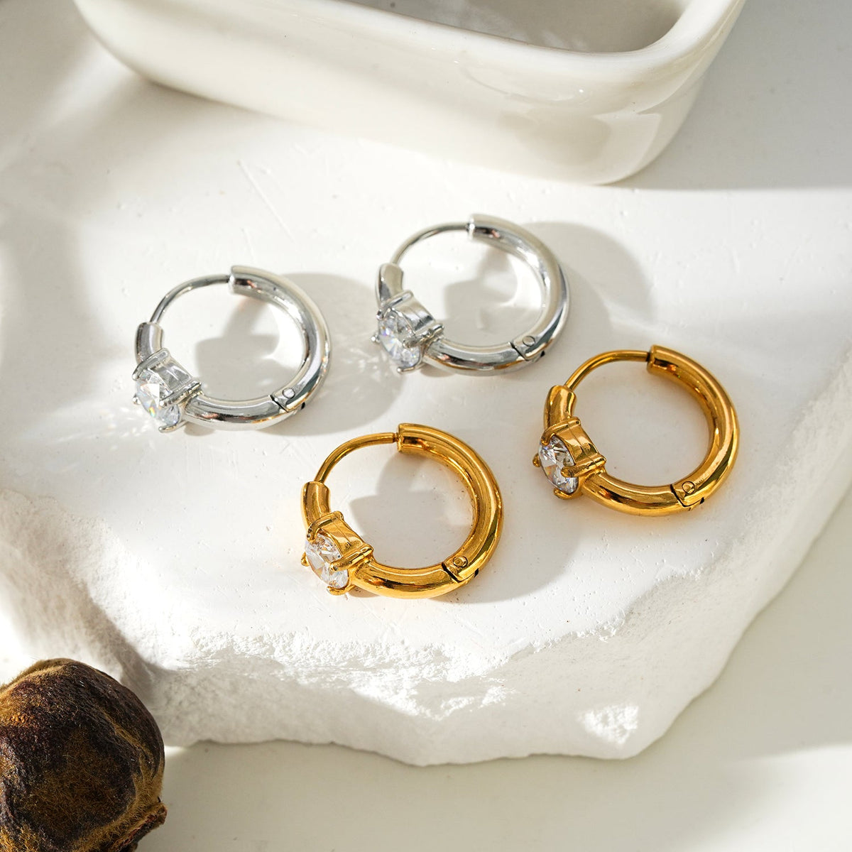 Style GALENA Or : Mini créoles dorées avec une pierre de Moissanite ronde