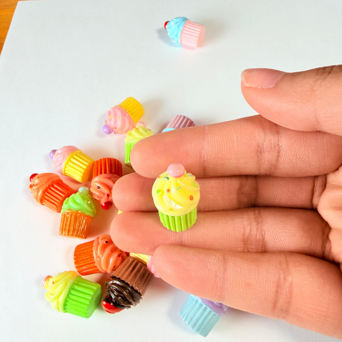 Mélange de breloques colorées mini cupcakes pour loisirs créatifs