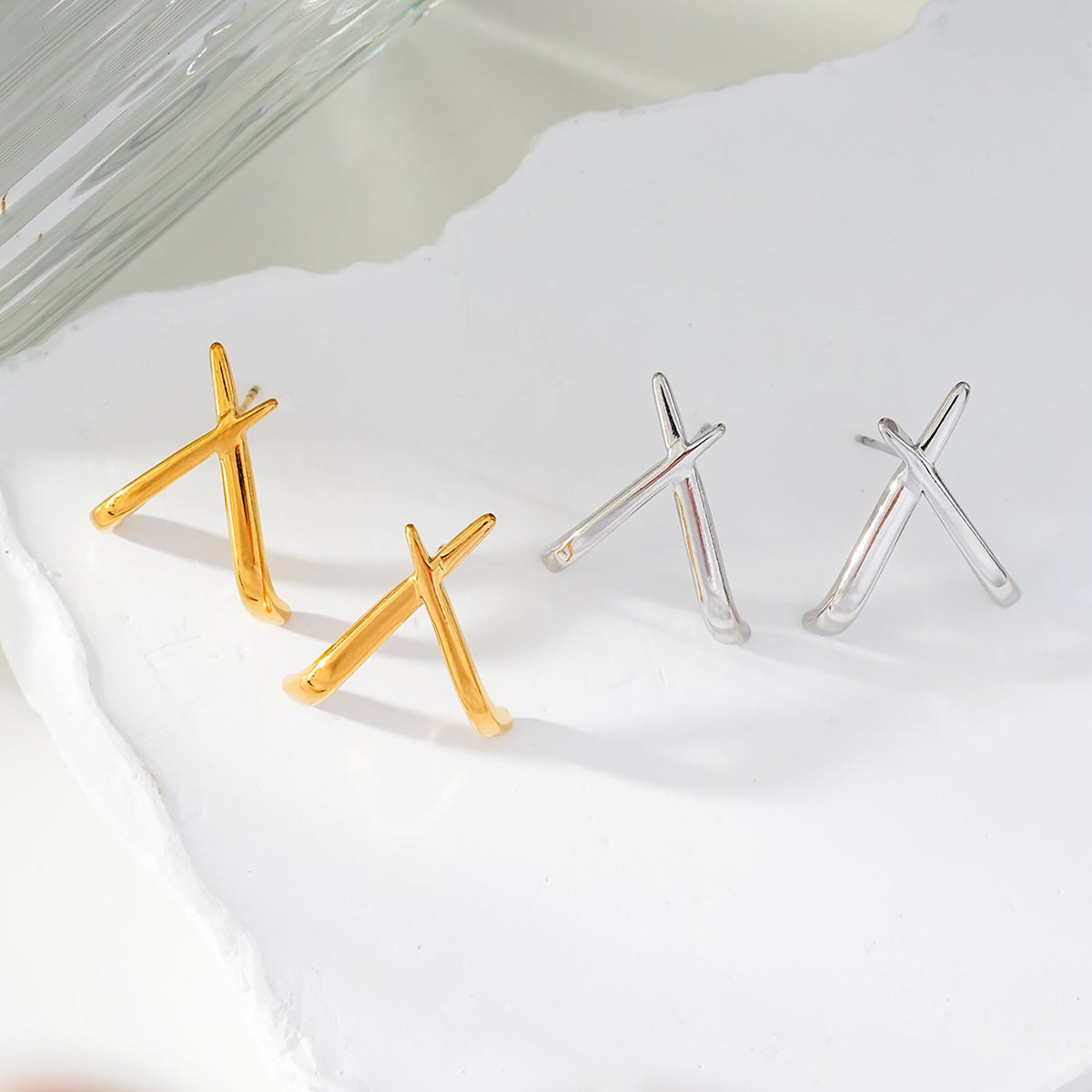 LINDSBORG: Boucles d'oreilles clous géométriques entrecroisés en or