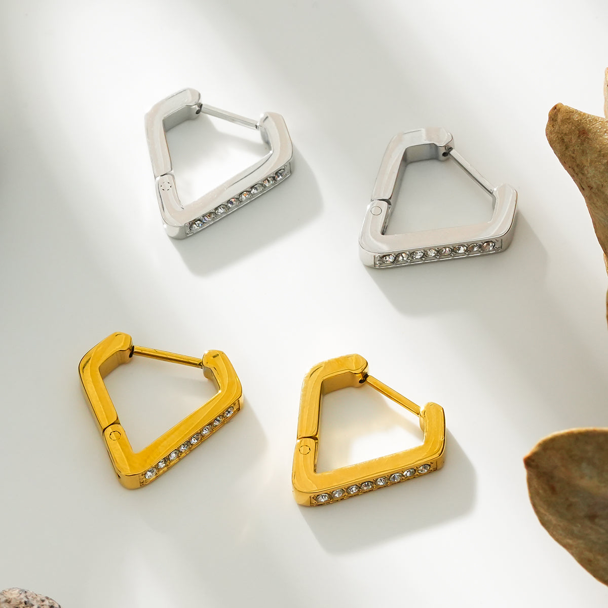 MARIETTA Or blanc (Tonalité argentée) : Mini créoles triangulaires avec zircons pavés