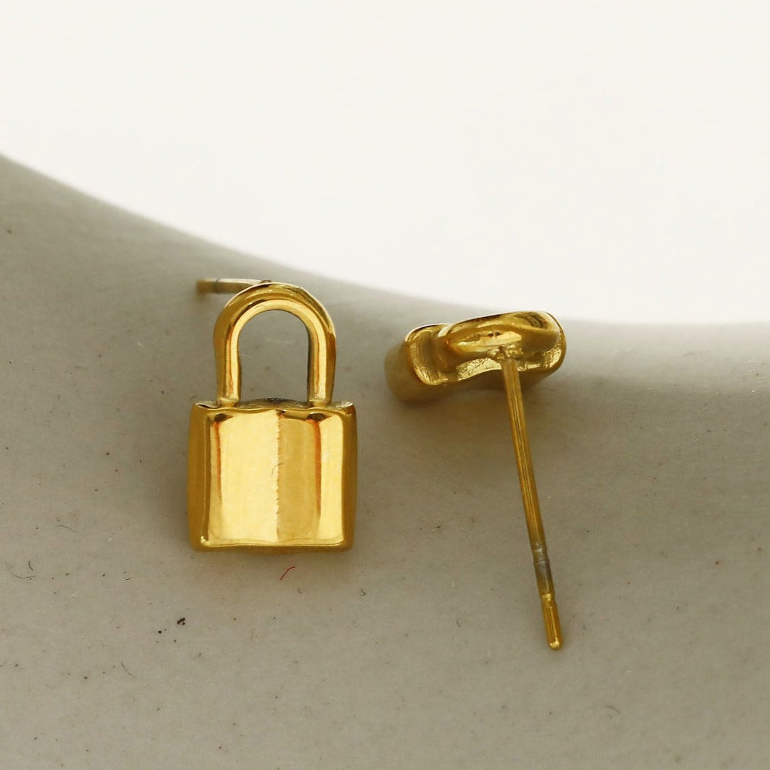 Boucles d'oreilles clous mini cadenas JUNI