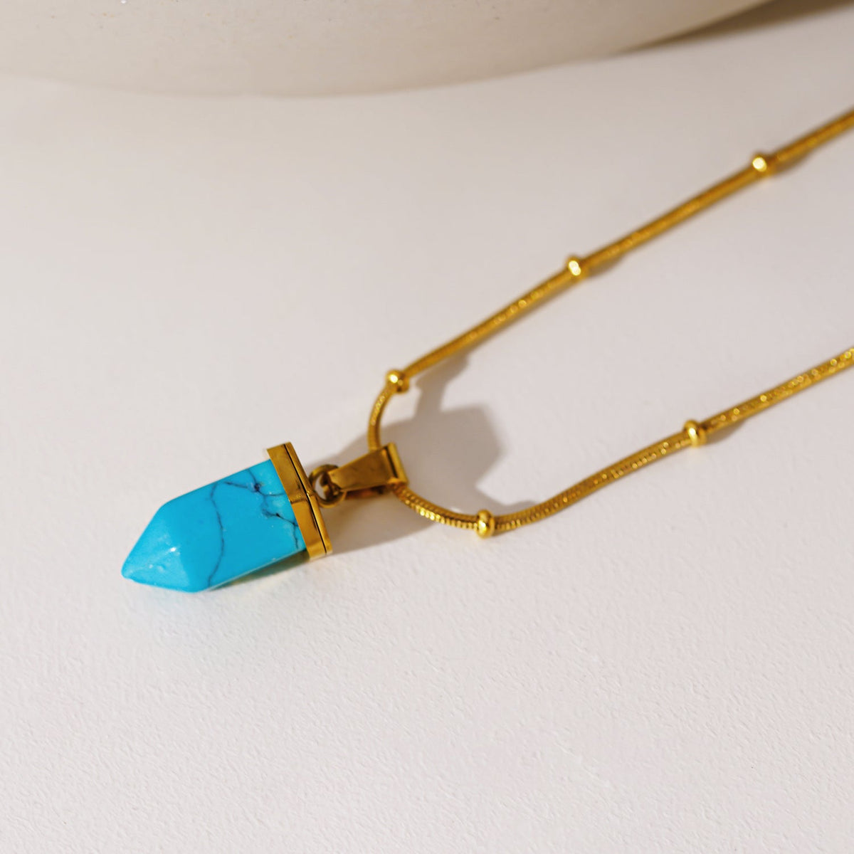 PIPPA : Collier en pierre turquoise africaine, pendentif monté sur une chaîne perlée texturée peau de serpent