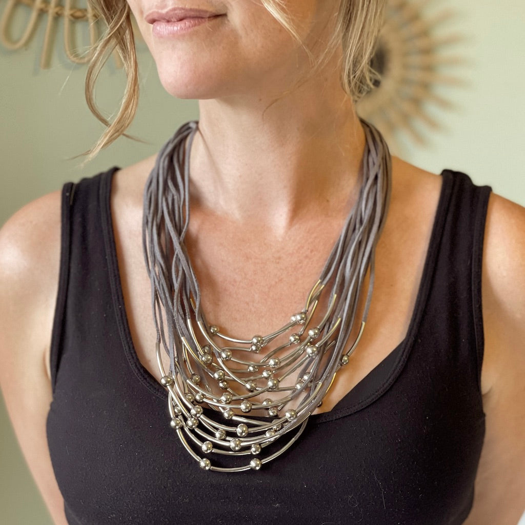 Collier tube et boule en argent sur suède
