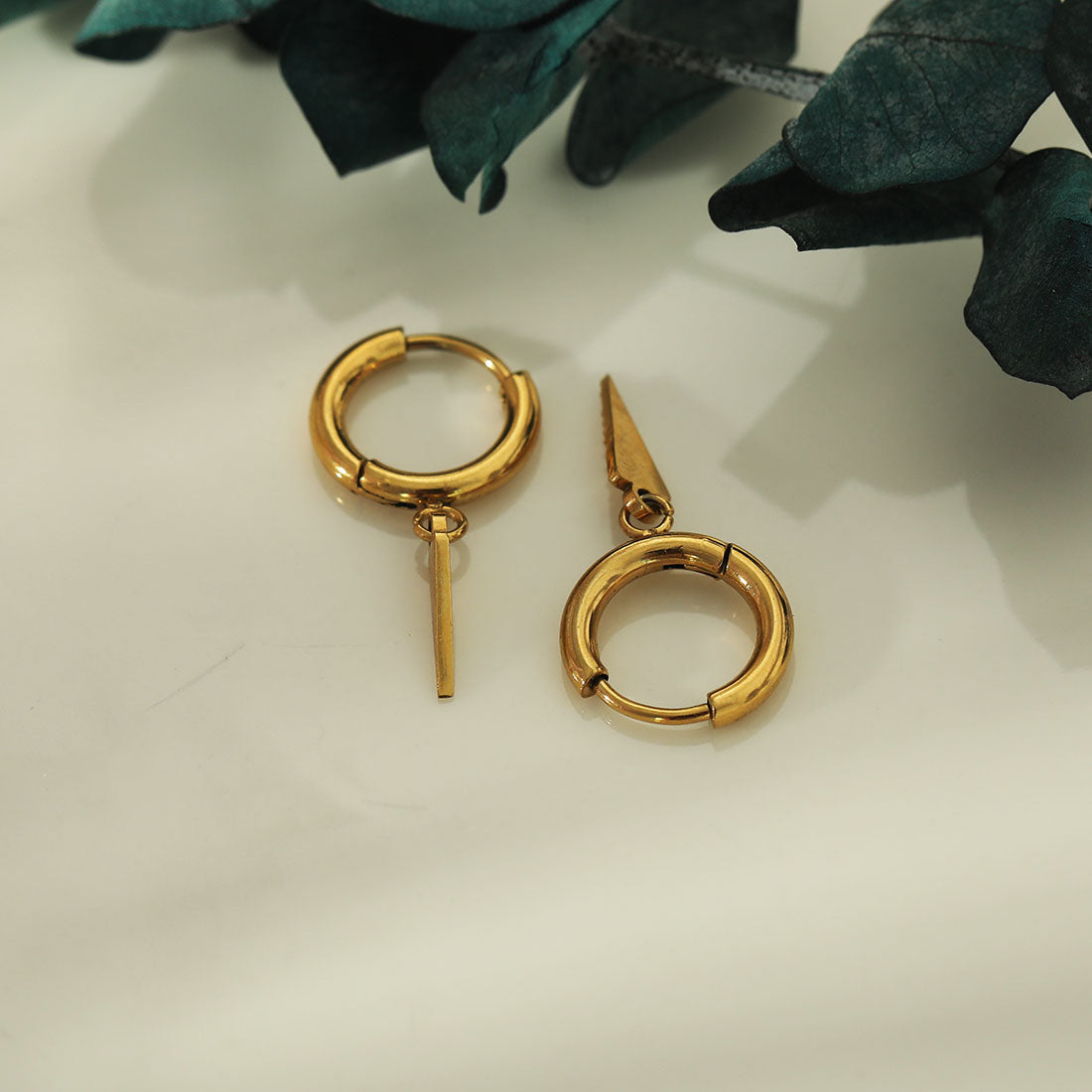 RYLEE Gold : Boucles d'oreilles créoles d'inspiration vintage avec un pendentif triangle