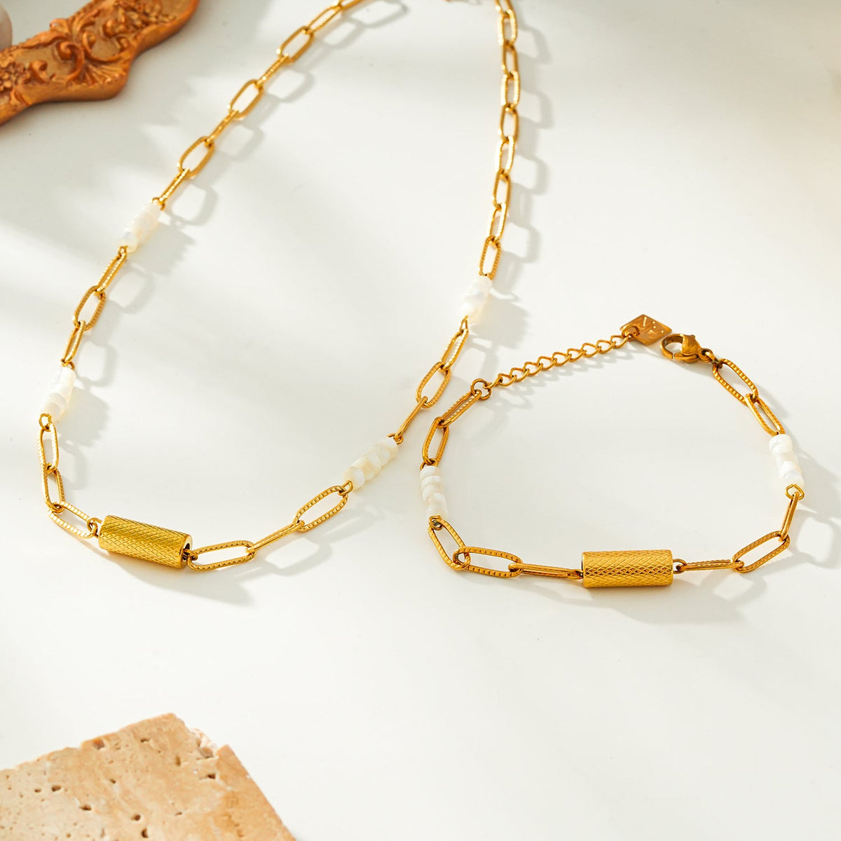 Collier SEDONA : Combinaison de coquillages naturels et d'une chaîne trombone dorée avec un pendentif Art déco