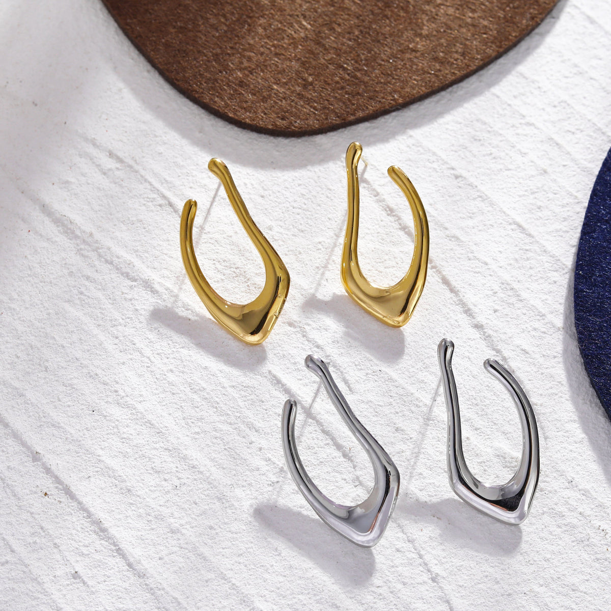 Boucles d'oreilles créoles TARAJI forme abstraite dorées