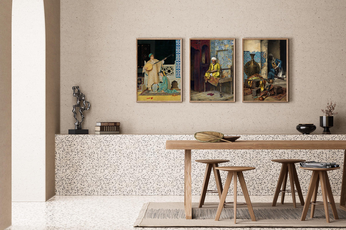 Élégance Orientaliste : Trio d'Œuvres d'Art à Fort Impact Présentant Musiciens, Érudits et Motifs Riches – Décoration Murale Intemporelle Disponible encadrée