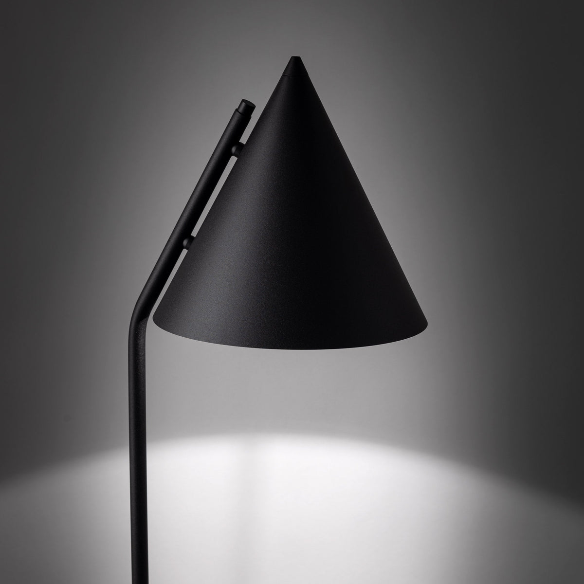 Lampadaire CONO noir moderne minimaliste (Liquidation)