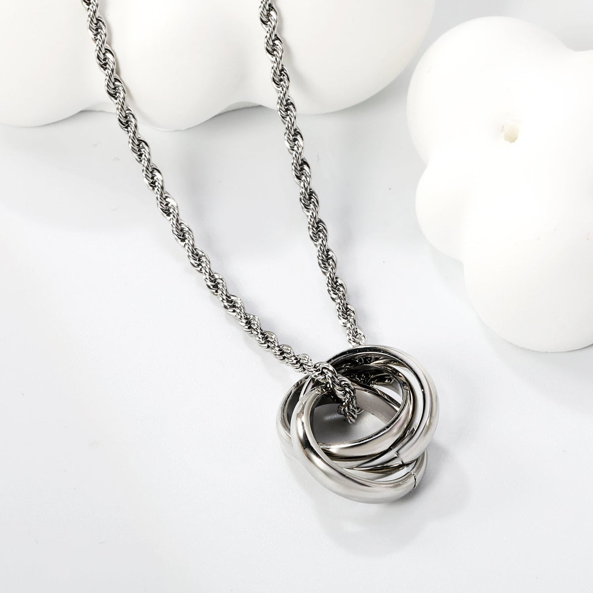 Collier pendentif moulin torsadé