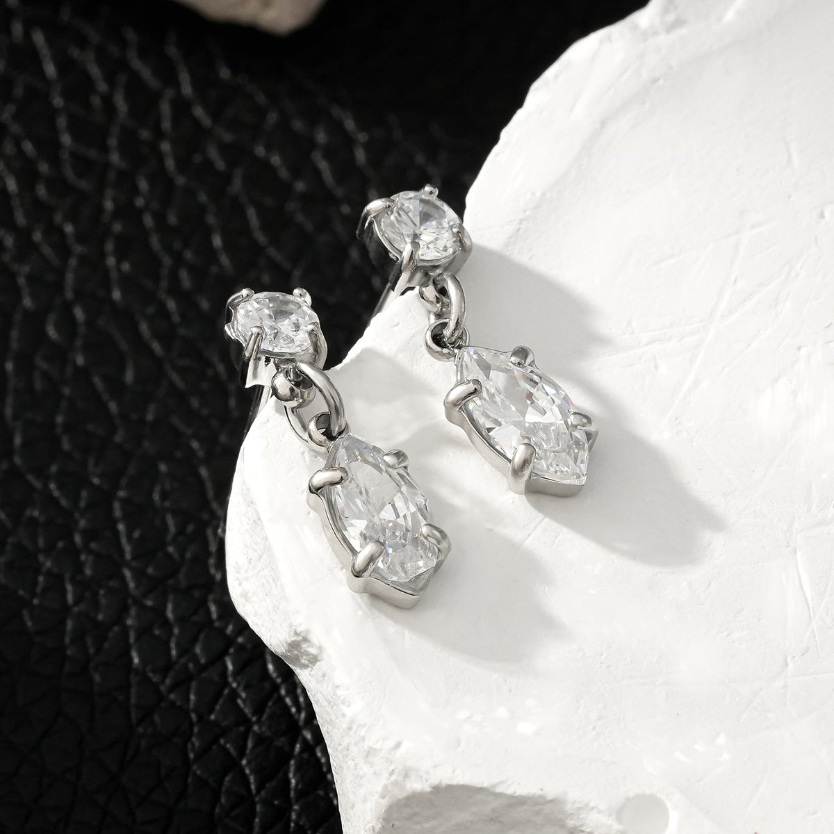 ANDALUSIA : Élégantes boucles d'oreilles pendantes en zircone (CZ) serties sur une chaîne en or blanc (ton argenté) – Un éclat intemporel pour toutes les occasions