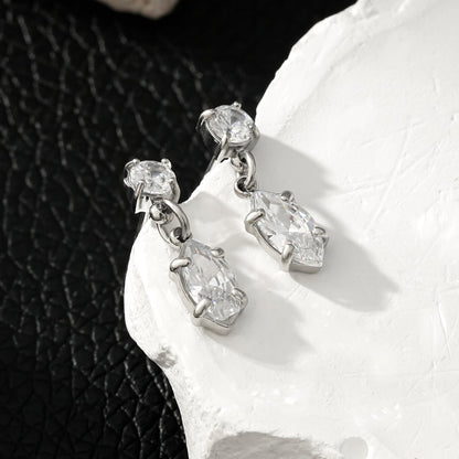 ANDALUSIA : Élégantes boucles d'oreilles pendantes en zircone (CZ) serties sur une chaîne en or blanc (ton argenté) – Un éclat intemporel pour toutes les occasions