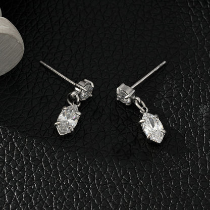 ANDALUSIA : Élégantes boucles d'oreilles pendantes en zircone (CZ) serties sur une chaîne en or blanc (ton argenté) – Un éclat intemporel pour toutes les occasions