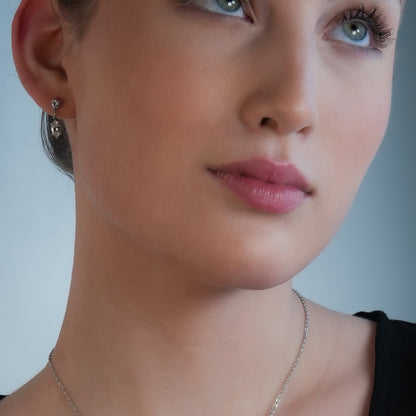 ANDALUSIA : Élégantes boucles d'oreilles pendantes en zircone (CZ) serties sur une chaîne en or blanc (ton argenté) – Un éclat intemporel pour toutes les occasions