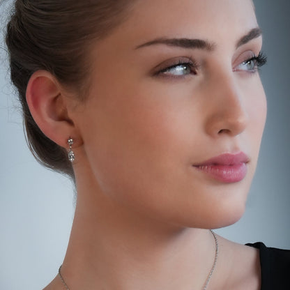 ANDALUSIA : Élégantes boucles d'oreilles pendantes en zircone (CZ) serties sur une chaîne en or blanc (ton argenté) – Un éclat intemporel pour toutes les occasions