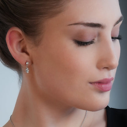 ANDALUSIA : Élégantes boucles d'oreilles pendantes en zircone (CZ) serties sur une chaîne en or blanc (ton argenté) – Un éclat intemporel pour toutes les occasions