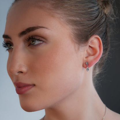 ANDALUSIA : Élégantes boucles d'oreilles pendantes en zircone (CZ) serties sur une chaîne en or blanc (ton argenté) – Un éclat intemporel pour toutes les occasions