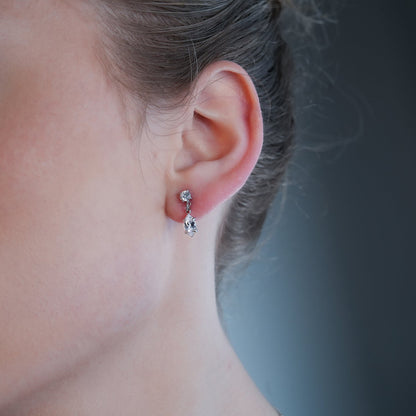 ANDALUSIA : Élégantes boucles d'oreilles pendantes en zircone (CZ) serties sur une chaîne en or blanc (ton argenté) – Un éclat intemporel pour toutes les occasions