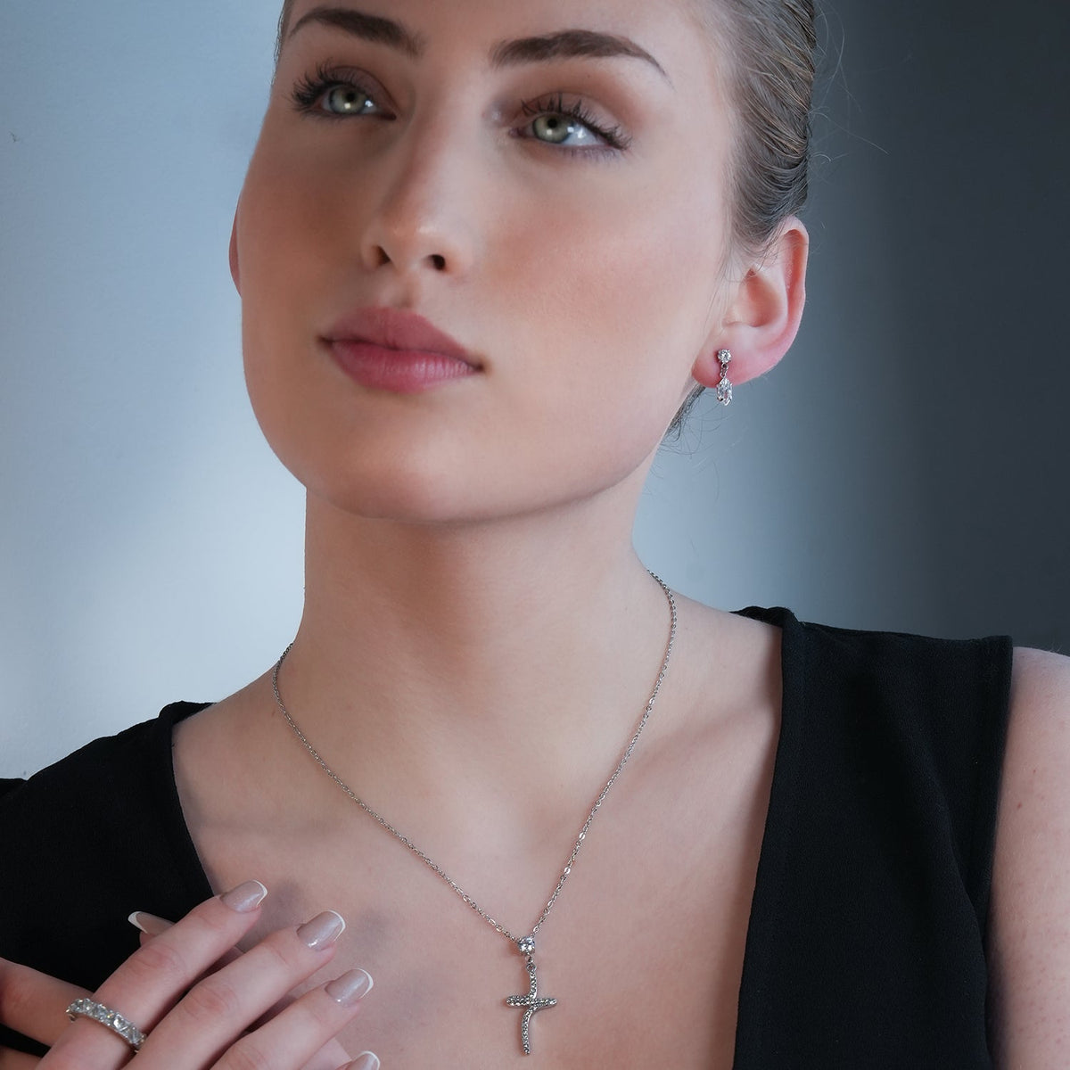 ANDALUSIA : Élégantes boucles d'oreilles pendantes en zircone (CZ) serties sur une chaîne en or blanc (ton argenté) – Un éclat intemporel pour toutes les occasions