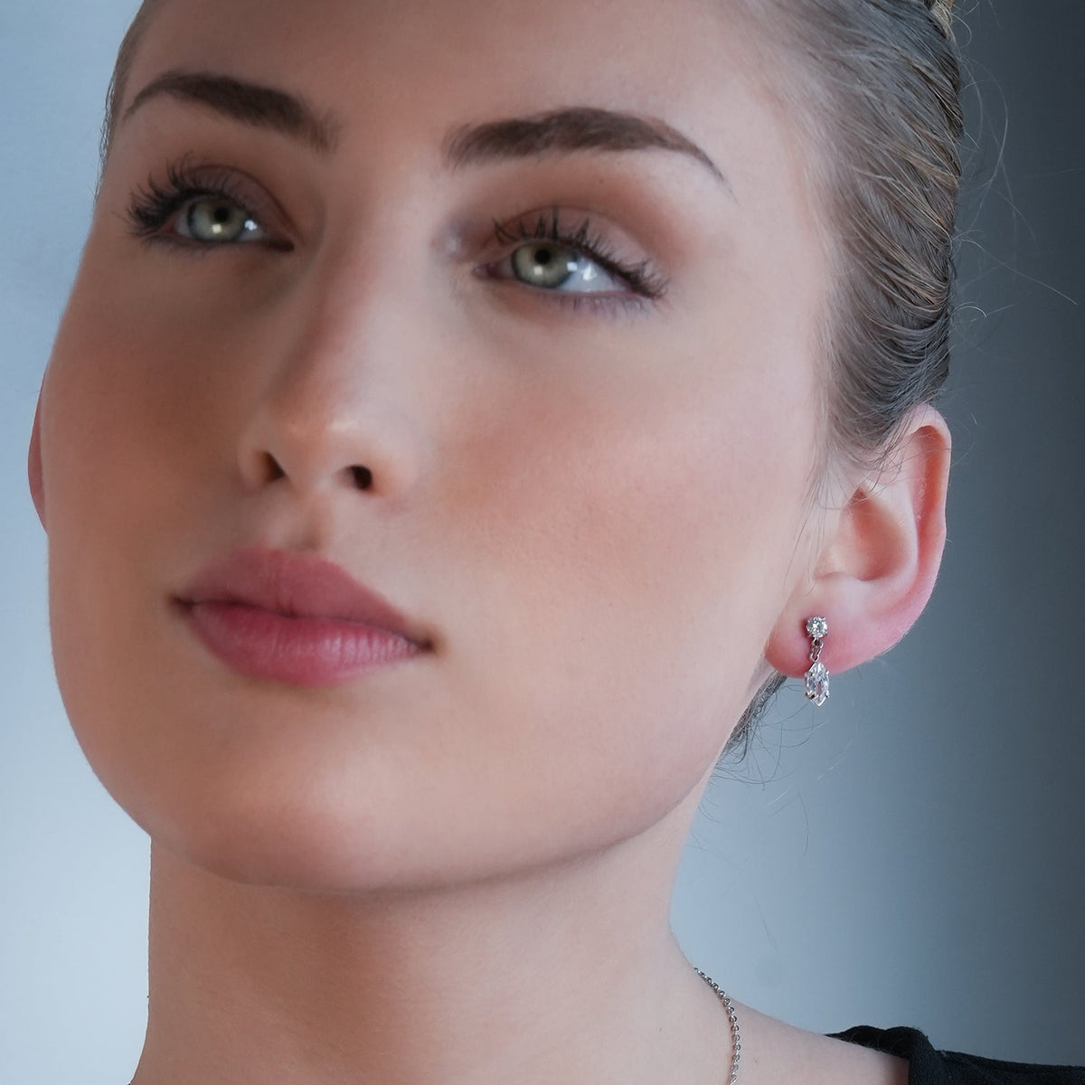 ANDALUSIA : Élégantes boucles d'oreilles pendantes en zircone (CZ) serties sur une chaîne en or blanc (ton argenté) – Un éclat intemporel pour toutes les occasions