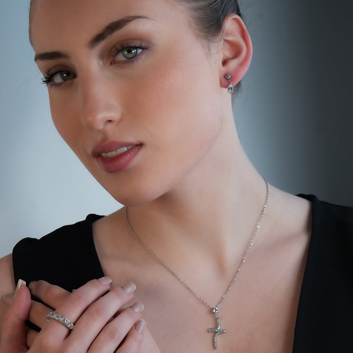 ANDALUSIA : Élégantes boucles d'oreilles pendantes en zircone (CZ) serties sur une chaîne en or blanc (ton argenté) – Un éclat intemporel pour toutes les occasions