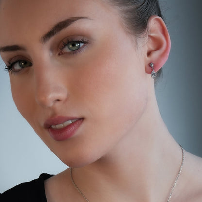 ANDALUSIA : Élégantes boucles d'oreilles pendantes en zircone (CZ) serties sur une chaîne en or blanc (ton argenté) – Un éclat intemporel pour toutes les occasions