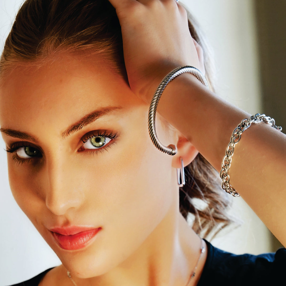 GOCHAR : Élégance contemporaine - Bracelet en or blanc (ton argenté) avec lignes de surface et accents de perles.