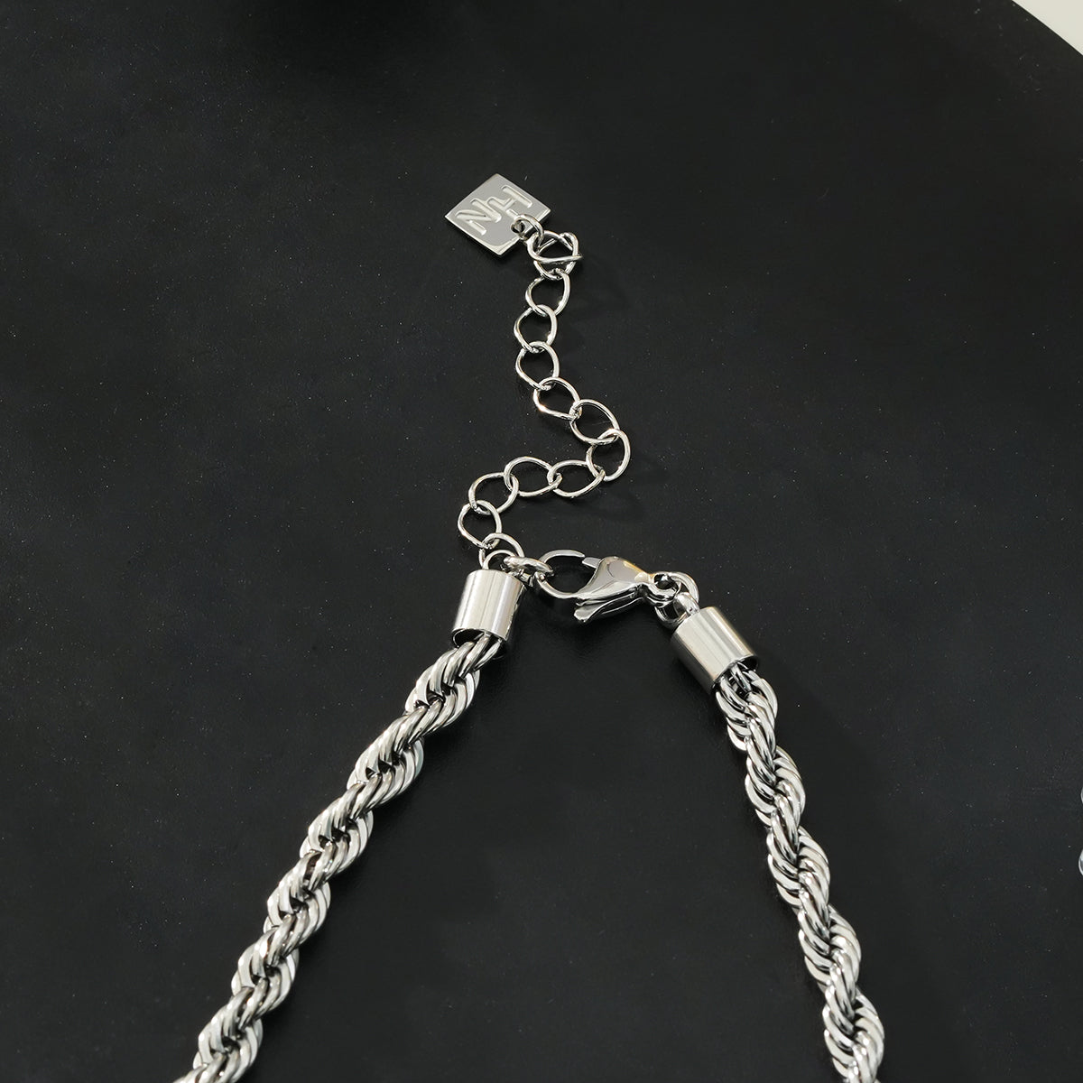 ARKLEY Or blanc (ton argent) : Collier texturé avec chaîne torsadée épaisse.
