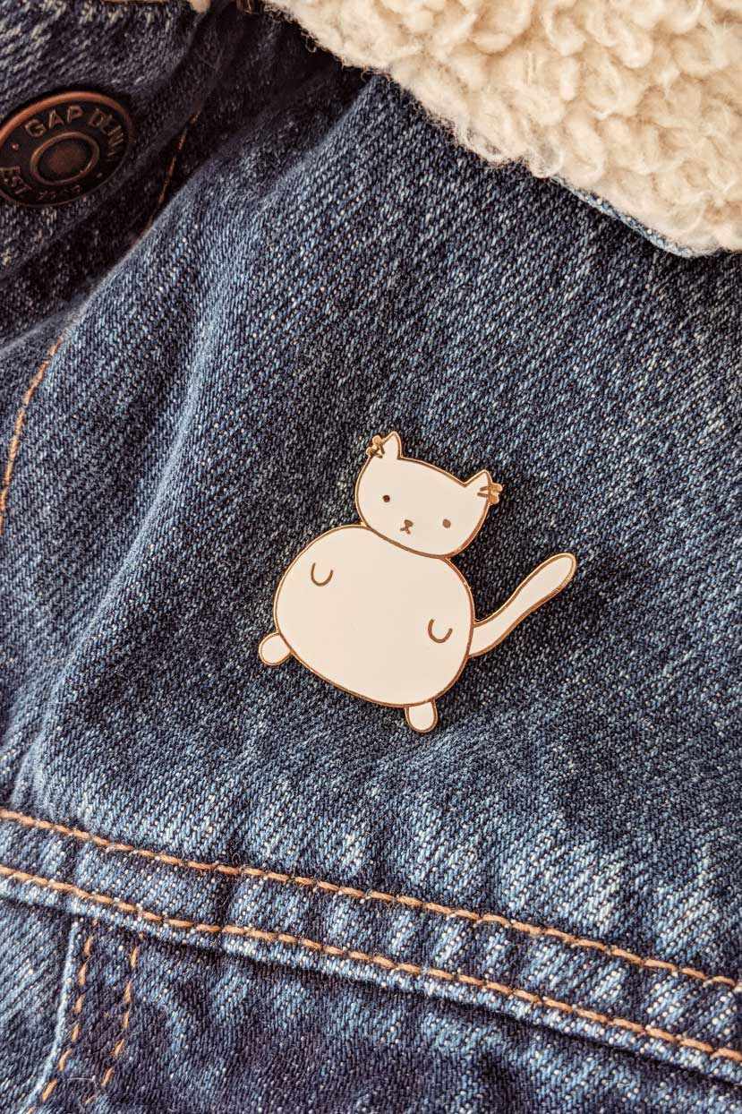 Pin en émail Charlotte