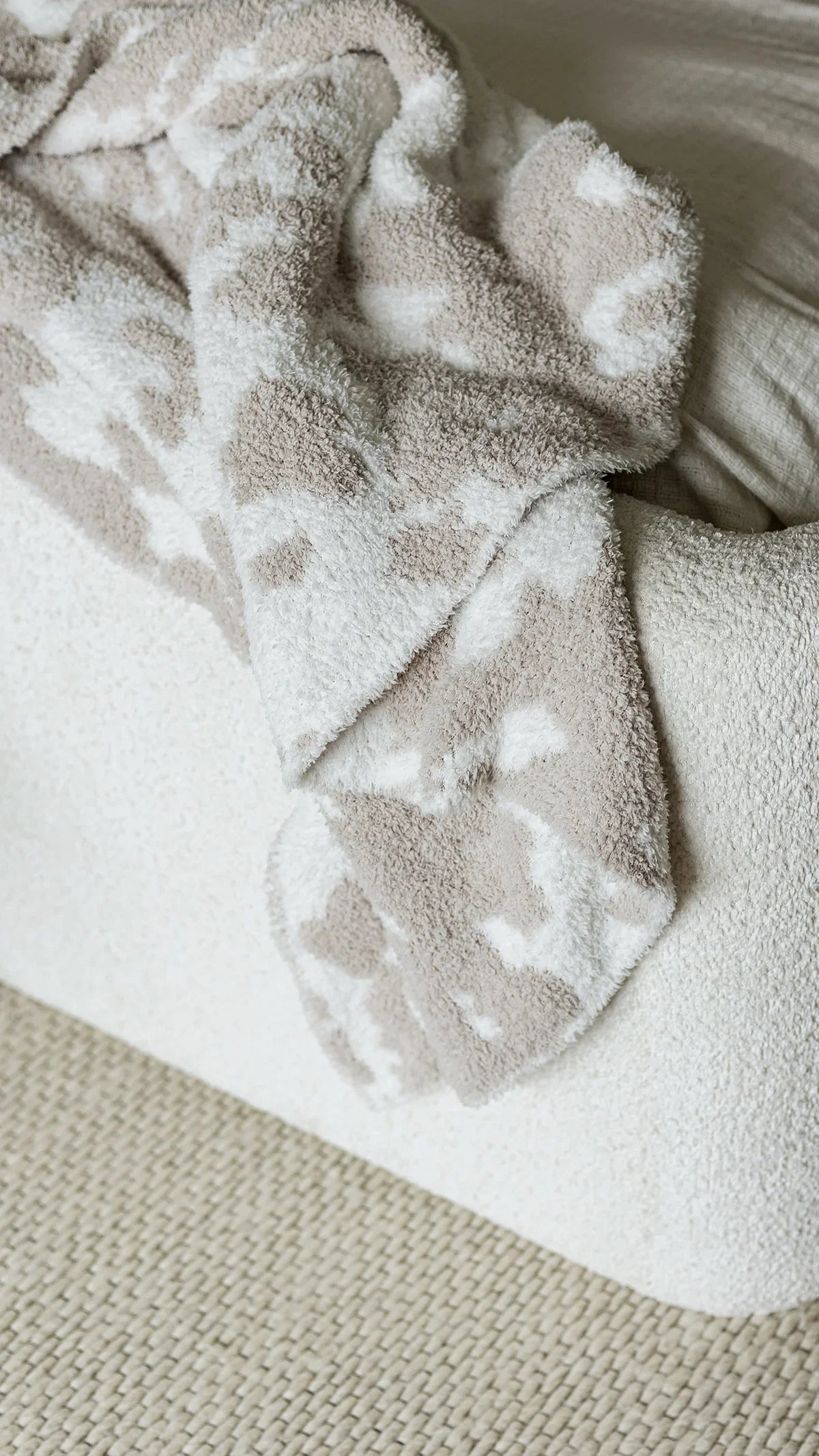 Jeté allongé imprimé vache beige rougissant et blanc