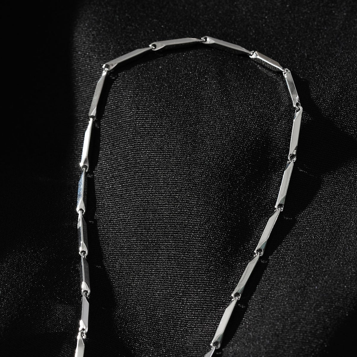 Collier Chaîne Perles Forme Géométrique Minimaliste GUMIA Argent