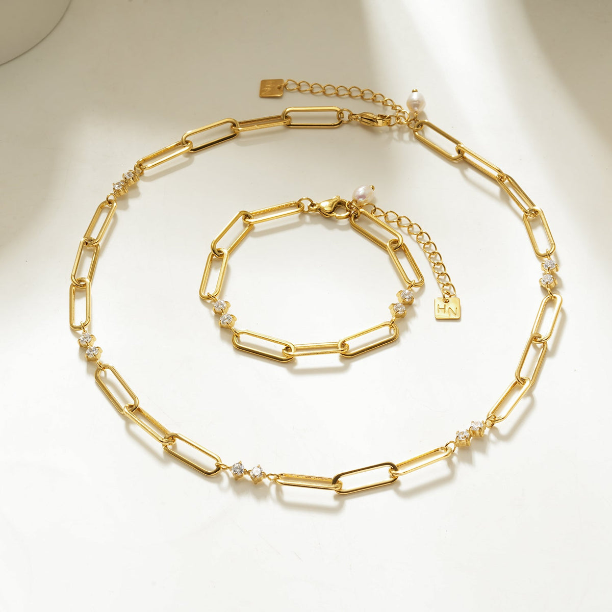 Collier en or ELOPPINA : Chaîne trombone avec accents en zircon et un pendentif perle d'eau douce