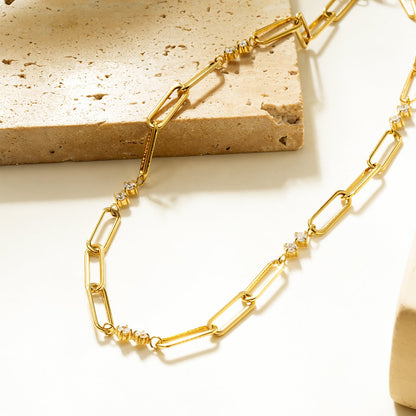 Collier en or ELOPPINA : Chaîne trombone avec accents en zircon et un pendentif perle d'eau douce