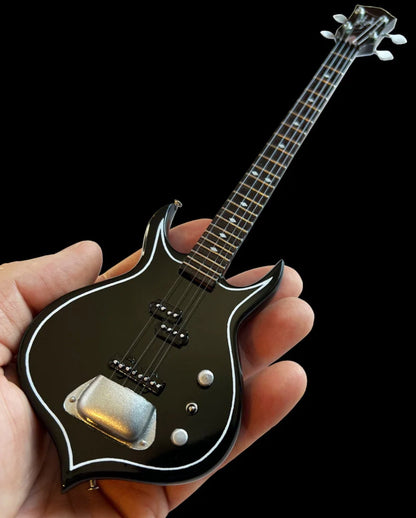 Maquette de guitare basse PUNISHER de Gene Simmons de KISS®