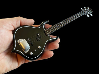 Maquette de guitare basse PUNISHER de Gene Simmons de KISS®