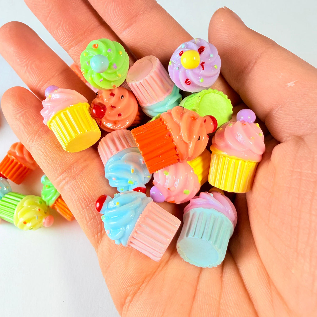 Mélange de breloques colorées mini cupcakes pour loisirs créatifs