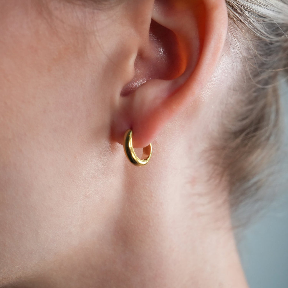 JAANBERG Gold : Mini créoles au fini lisse, largeur moyenne, pour une élégance du jour au soir