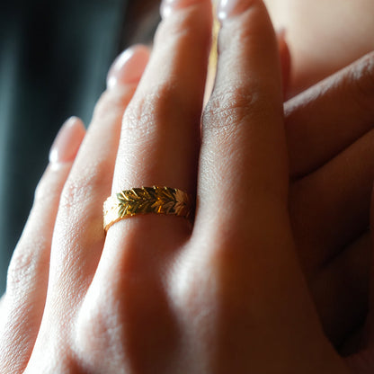 MAEL : Bague texturée à motif chevrons.