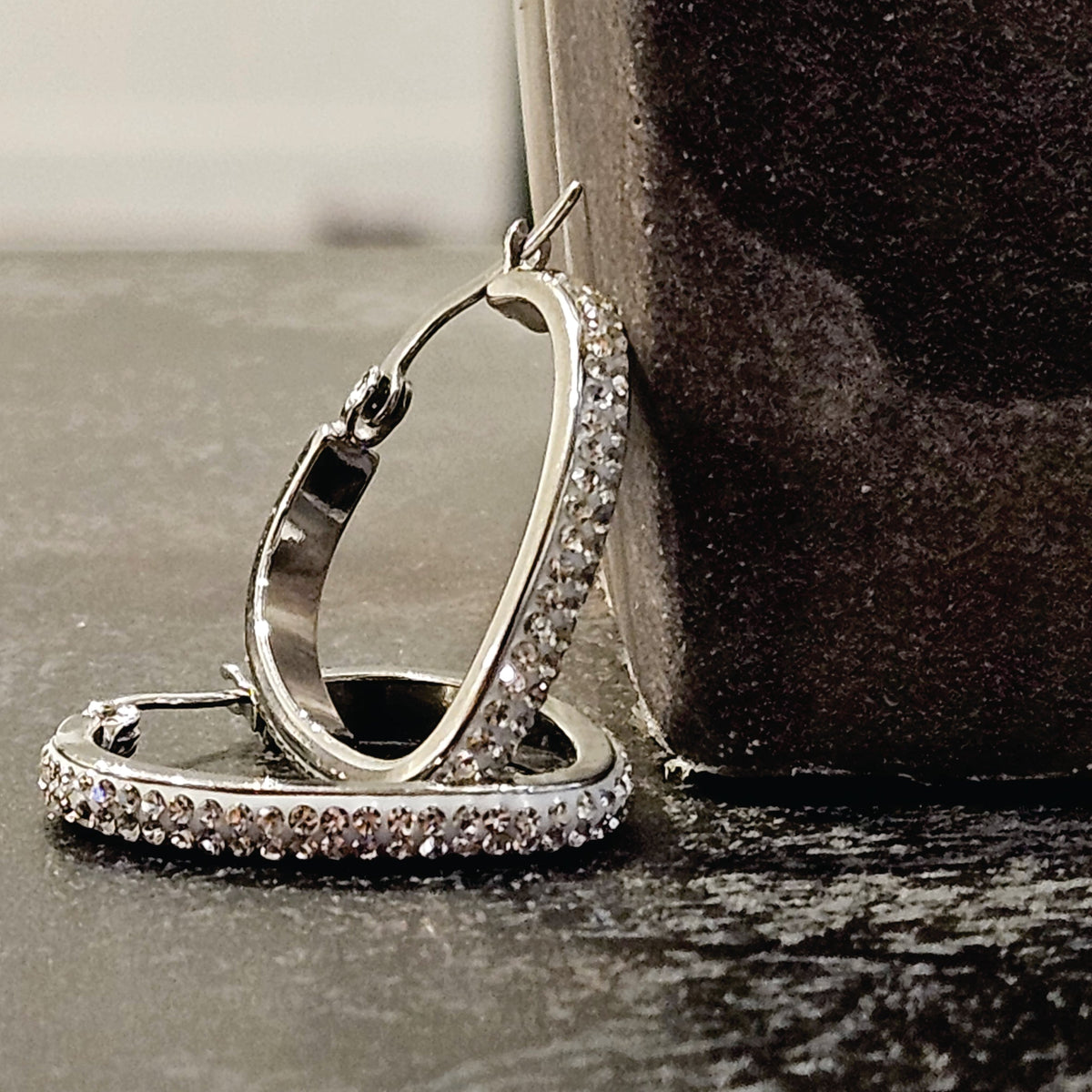 Boucles d'oreilles créoles en argent style MELFI : en forme de cœur abstrait incrusté de zircons