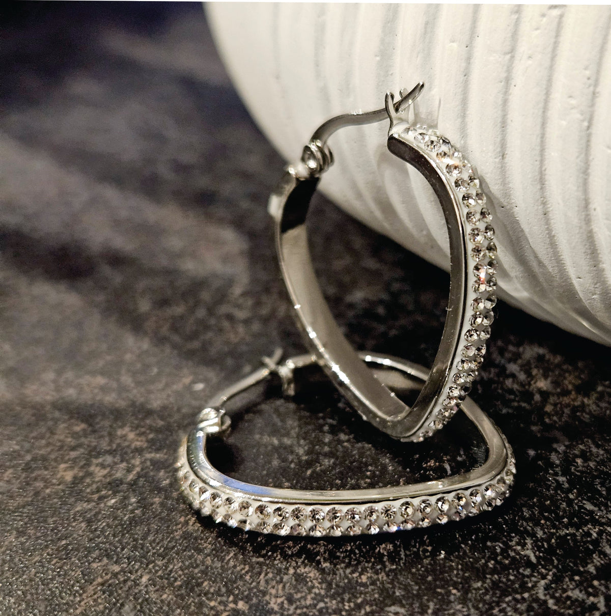 Boucles d'oreilles créoles en argent style MELFI : en forme de cœur abstrait incrusté de zircons