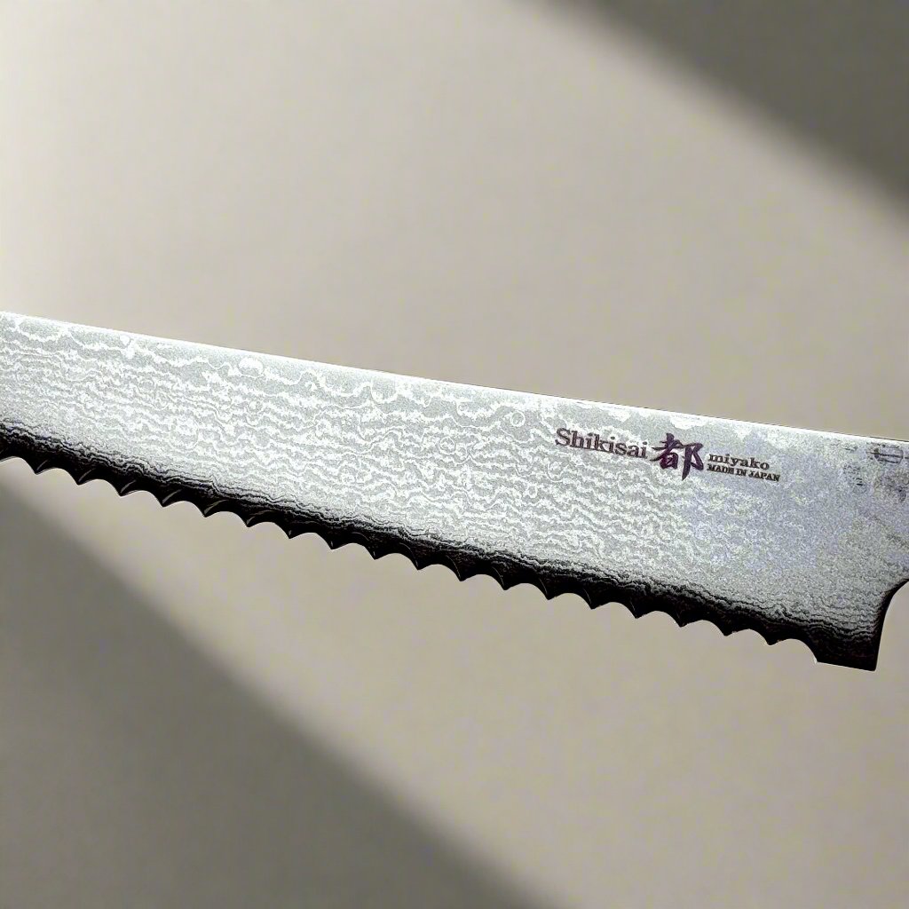 Trancheuse à pain Miyako SUS 240mm | Lame en acier Damas 33 couches – Fabriquée au Japon
